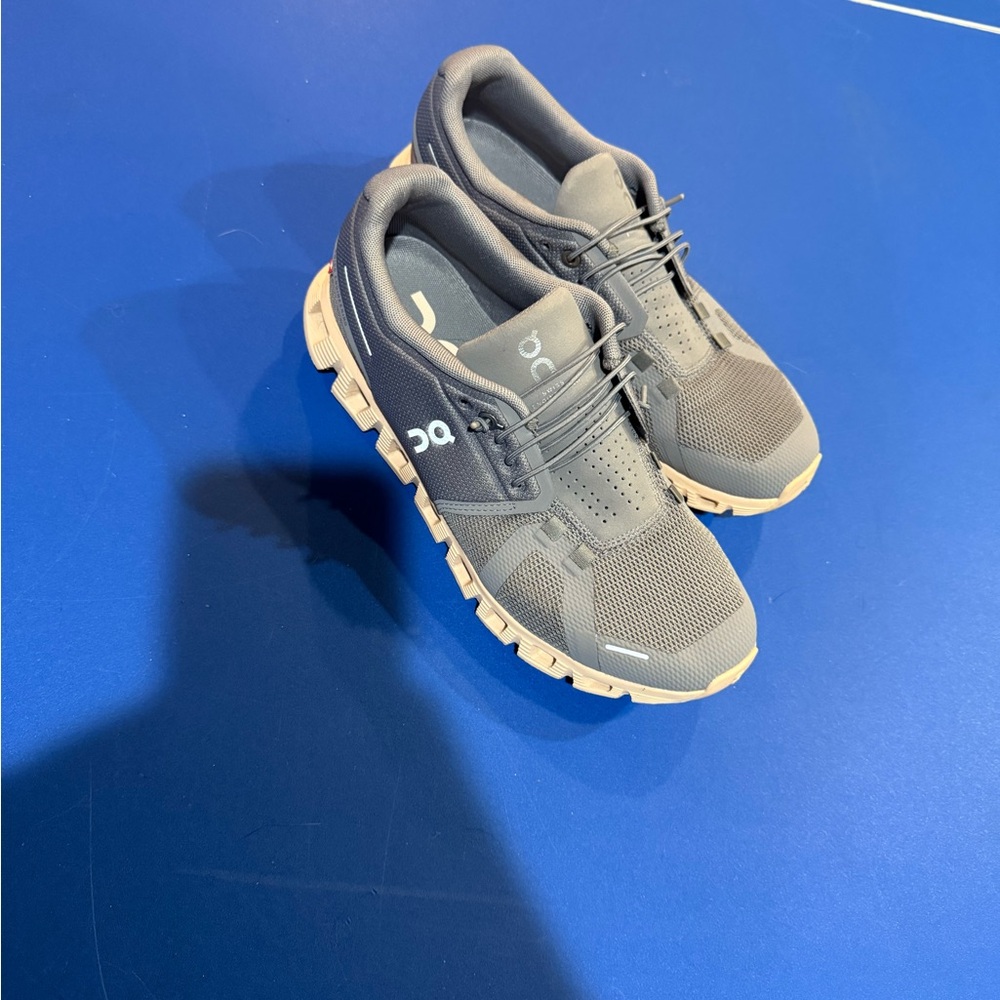 On Running women’s cloud6 Charcoal and pink Athletic Shoes